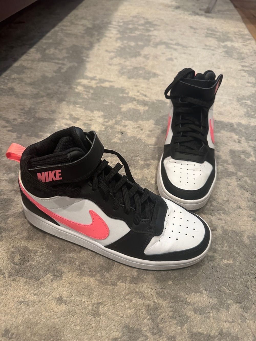 Girls 7Y or woman’s 8.5/9 Nike Black White Sneakers with Pink Swoosh high top